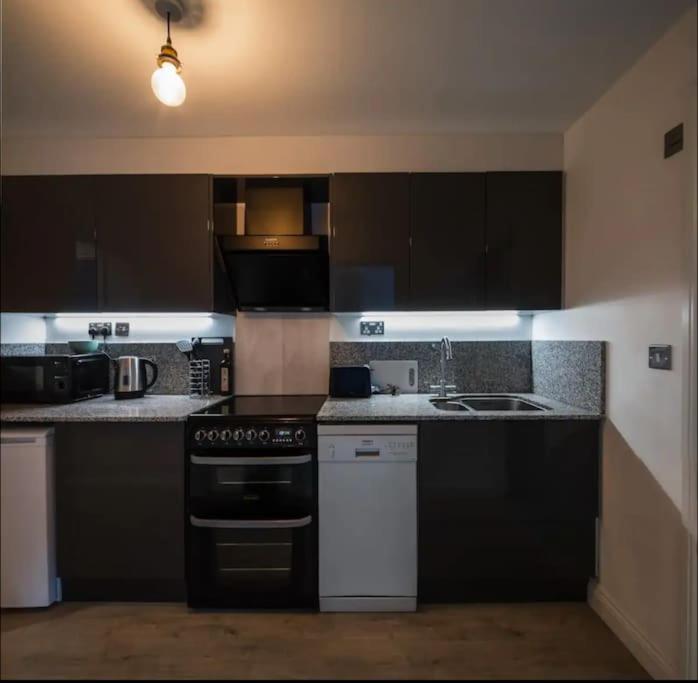 Spacious 2 Bedroom Apartment Near Seafront 彭赞斯 外观 照片