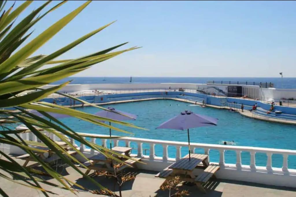 Spacious 2 Bedroom Apartment Near Seafront 彭赞斯 外观 照片